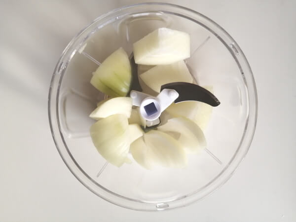 玉ねぎ1/2を入れたぶんぶんチョッパー