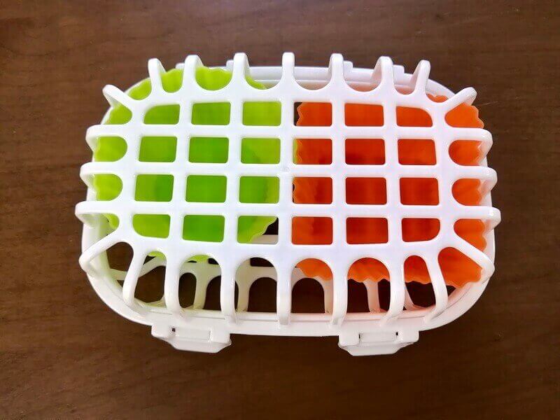 シリコンカップ大×2を入れたセリア食洗機用小物カゴ大