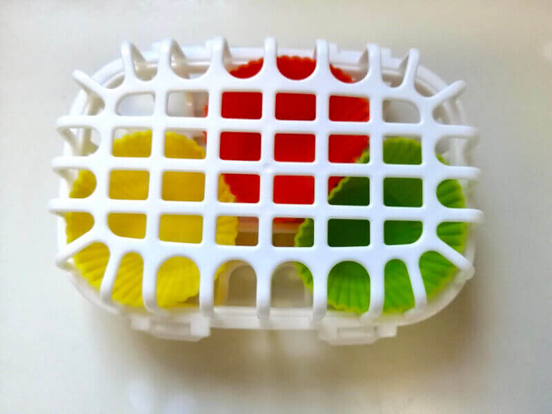 シリコンカップ中×3を入れたセリア食洗機用小物カゴ大