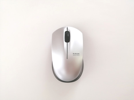 コピー用紙に乗せたマウス