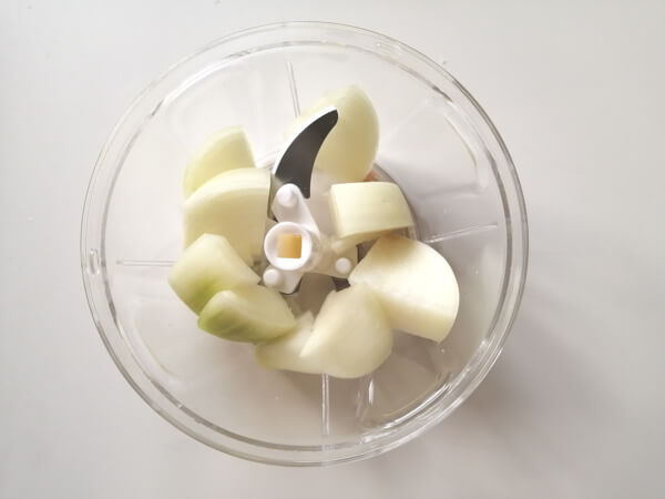 玉ねぎ1/2を入れたダイソーのハンドル野菜カッター