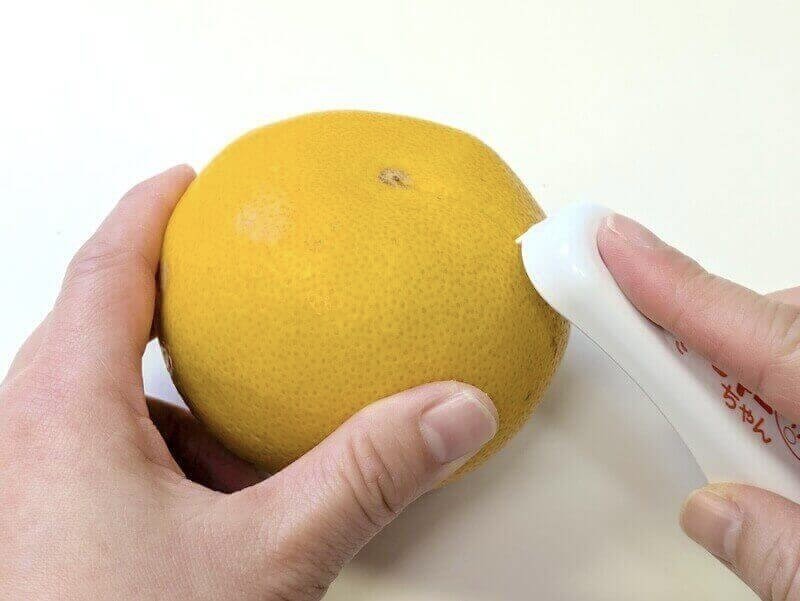 ムッキーちゃんで八朔外皮を剥く