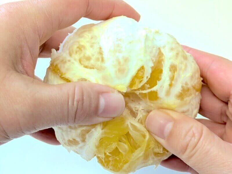 ムッキーちゃんで剥いた八朔を房に分ける