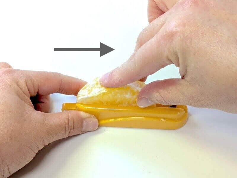ムッキーちゃんで八朔薄皮をカット