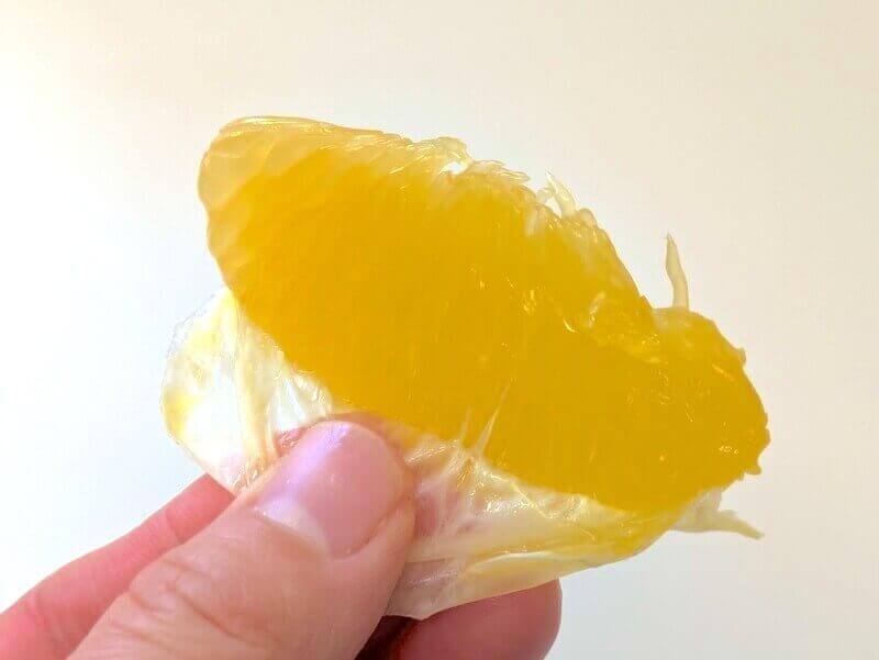 ムッキーちゃんで切った八朔薄皮を剥く