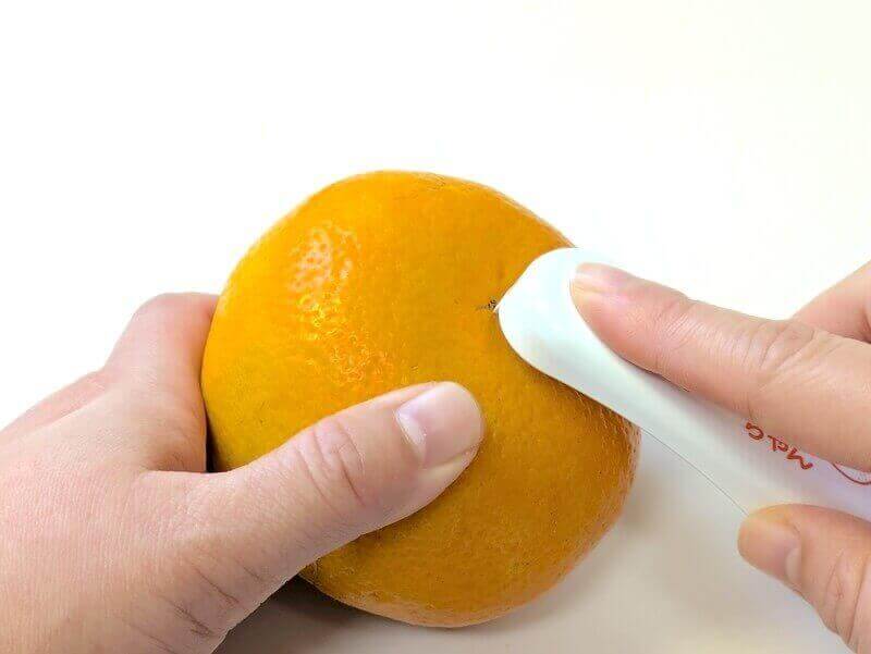 ムッキーちゃんで伊予柑外皮を剥く