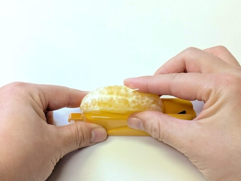 房両サイドを持ってムッキーちゃんで薄皮カット
